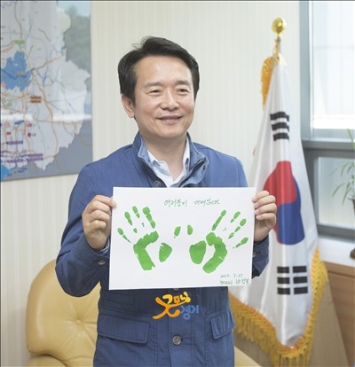 ▲ 27일 오전 남경필 경기도지사가 중소기업지원센터 귀빈실에서 "Show of hands"행사로 핸드프린팅과 메세지를 작성하고 기념촬영을 하고 있다. ⓒ경기도청 사진 제공