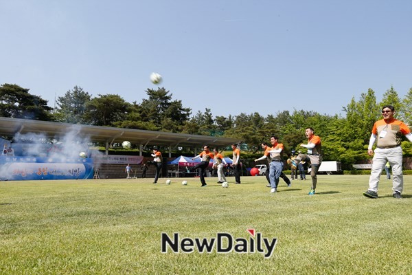 ▲ 경북도의회 장대진 의장과 전남도의회 명현과 의장 등이 대회 시작을 알리는 시축을 하고 있다.ⓒ경북도의회 제공