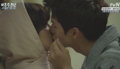 ▲ 박초롱과 육성재 키스신 ⓒ아홉수 소년 방송 화면