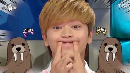 ▲ 바다표범 개인기 하는 육성재 ⓒ라디오스타 방송 화면