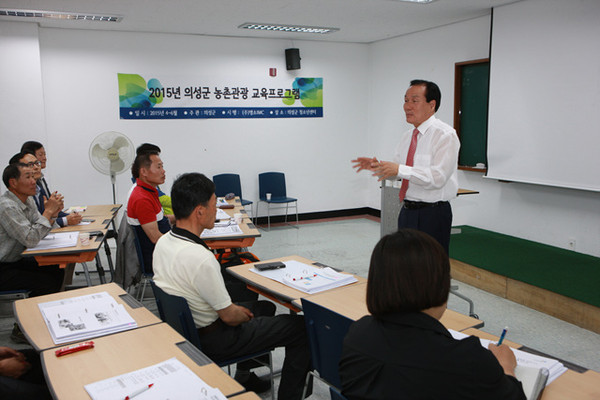 ▲ 김주수 군수가 지난 26일 의성군청소년센터에서 “농촌의 현실과 농촌관광활성화 방안”을 주제로 특강을 펼치고 있다. ⓒ의성군 제공