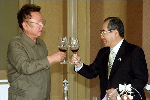 ▲ 6.15남북공동선언 5주년 기념행사 당시 김정일과 건배를 하는 임동원 전 국정원장. ⓒ통일부