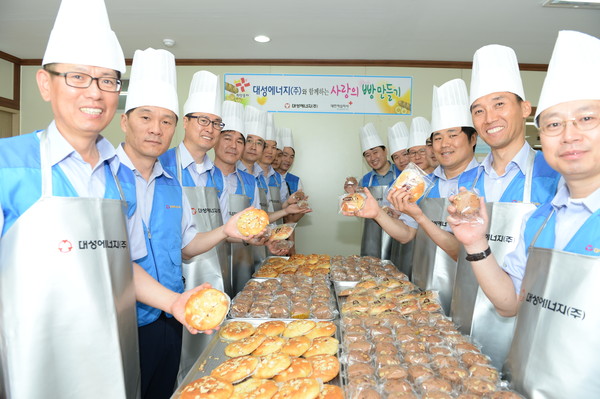 ▲ 대성에너지 임직원들이 나눠줄 빵을 직접 만들고 있다.ⓒ대성에너지 제공