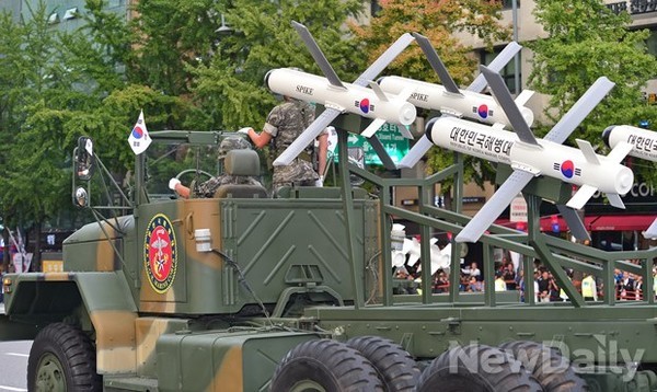 ▲ 한국군은 북한군 VSV를 서북도서에 배치한 스파이크 미사일로 요격할 것이라고 밝히고 있다. 사진은 국군의 날 퍼레이드에 나온 스파이크 미사일. ⓒ뉴데일리 DB