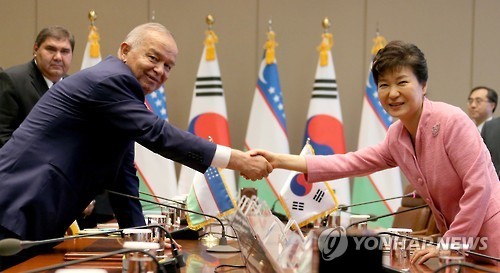 박근혜 대통령과 이슬람 카리모프 대통령이 28일 청와대에서 열린 한-우즈베키스탄 확대정상회담에서 악수하고 있다. ⓒ연합뉴스 DB