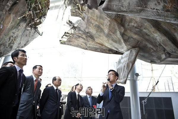 ▲ 워크숍 참석자들이 28일 평택 천안함 전시관을 방문해 천안함 폭침에 대한 설명을 듣고 있다. ⓒ방위사업청