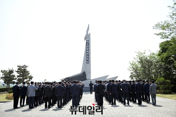 ▲ 워크숍 참석자들이 28일 제2연평해전전적비에서 묵념을 하고 있다. ⓒ방위사업청