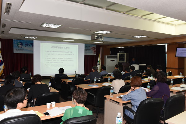 ▲ 대구한의대학교 학술정보관 세미나실에서 “국제개발 협력과 한방보건의료” 라는 주제로 학술세미나가 진행되고 있다.ⓒ대구한의대 제공