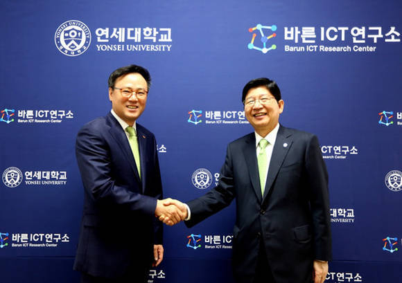 SK텔레콤 장동현 사장(사진 왼쪽)과 연세대학교 정갑영 총장(사진 오른쪽)ⓒSK텔레콤