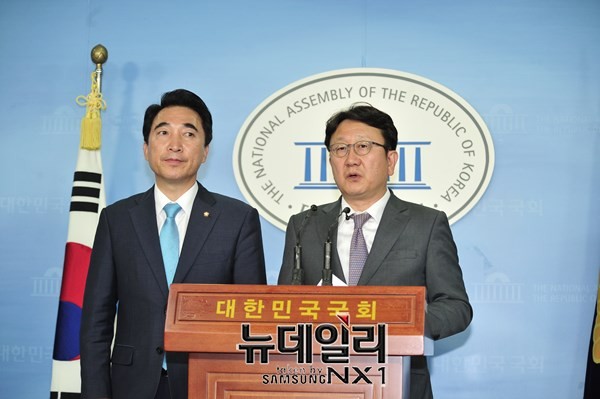 ▲ 29일 새누리당 이종훈, 새정치민주연합 박수현 원내대변인이 공무원 연금법 관련 여야 합의문을 발표 하고 있다. 이 합의문에는 야당이 그간 '발목잡기'를 일삼으면서 주장해온 부분들이 상당 부분 녹아있다. ⓒ뉴데일리 이종현 기자