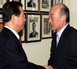 ▲ 김대중 前 대통령과 악수를 나누는 곽동의(在日 反국가단체 한통련 前 의장)의 모습