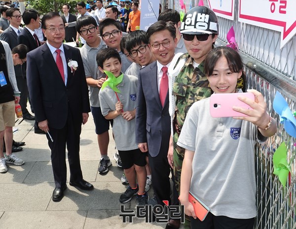 ▲ 통일박람회를 찾은 통일부 어린이 기자단과 함께 '셀카'를 찍는 홍용표 통일부 장관, 정종욱 통일준비위 민간부위원장. ⓒ뉴데일리