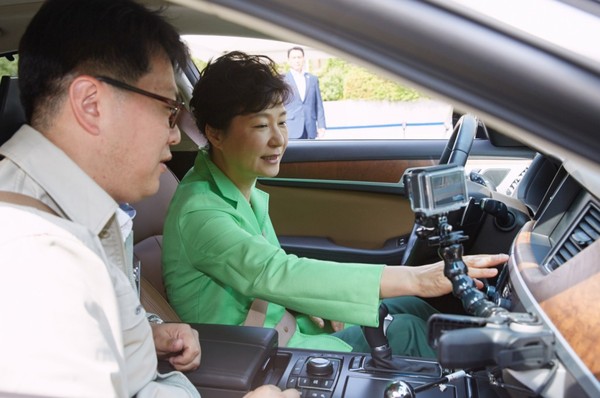 ▲ 박근혜 대통령이 29일 현대자동차 남양연구소가 개발한 자율주행자동차를 시승하고 있다. ⓒ청와대 제공