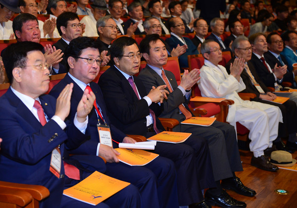 ▲ ‘21세기 인문가치포럼 2015’ 개막식 기조 강연 청취 하고있다. ⓒ경상북도 제공