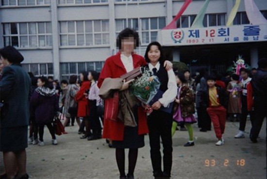 ▲ 장윤주 초등학교 졸업 사진 ⓒ온라인 커뮤니티