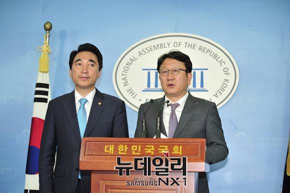 ▲ 여야 원내대변인이 29일 새벽 국회에서 공무원연금 개혁안 여야 합의 사항을 발표하고 있다. ⓒ 뉴데일리 이종현 기자