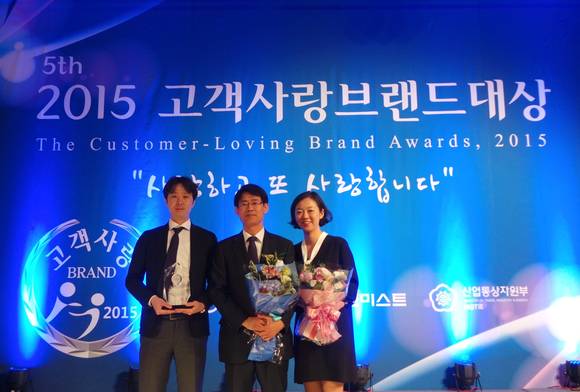 ▲ 28일 오전 서울 중구 플라자 호텔에서 열린 '2015 고객사랑 브랜드 대상' 시상식에서 김길수 생활용품사업부장(가운데) 등 깨끗한나라 관계자들이 화장지 부문 대상을 수상하고 기념촬영을 하고 있다.ⓒ깨끗한나라