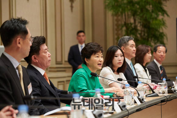▲ 박근혜 대통령은 지난 27일 일자리 창출을 위한 중소기업인과의 대화에서 경제활성화 법안이 통과되지 못하자 