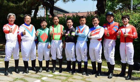 ▲ 기수복을 입은 출전 조교사들 단체사진.ⓒ한국마사회