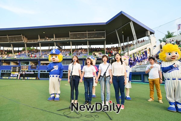 ▲ 대구사이버대 네임데이에서 이주여성 재학생이 애국가를 제창하는 장면.ⓒ대구사이버대 제공