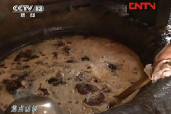 ▲ 동물 내장 등 폐기물로 식용유를 만드는 중국 식품공장 모습. ⓒ중국 공산당 관영 CCTV 보도화면 캡쳐