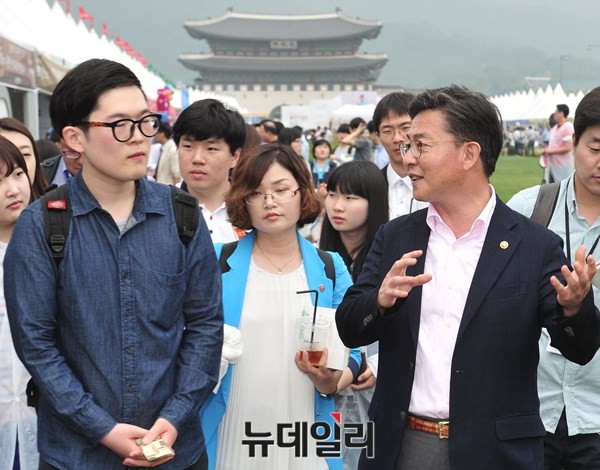 ▲ 홍용표 장관은 '통일박람회 2015' 개막 이튿날인 30일, 자신의 페이스북에 게시된 글을 누리꾼들과 공유한 결과, 가장 많은 '좋아요'를 받은 국민 5명을 선정해, 이들을 서울 광화문광장으로 초대해, 박람회 전시 부스를 직접 안내했다. ⓒ뉴데일리 이종현 기자