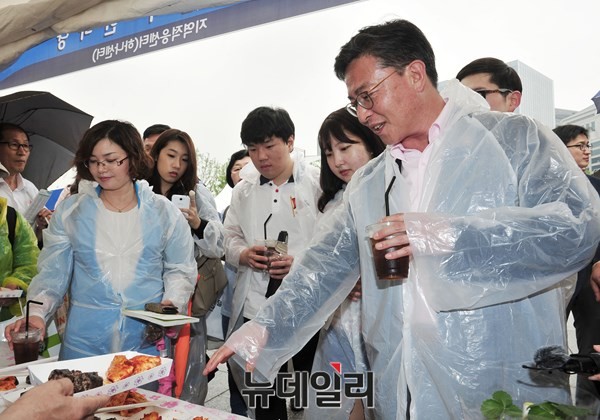 '통일박람회 2015' 부스 투어 가이드로 변신한 홍용표 통일부 장관. 참가자들과 함께 부스를 들어 북한식 두부밥과 순대를 나눠 먹고 있다. ⓒ뉴데일리 이종현 기자
