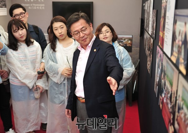 ▲ 홍용표 통일부 장관이 '통일박람회 2015' 개막 이튿날인 30일, 1976년 8월 18일 판문점에서 벌어진 도끼 만행사건 사진을 가르키며, 사건에 대한 내용을 투어 참가자들에게 설명하고 있다. ⓒ뉴데일리 이종현 기자