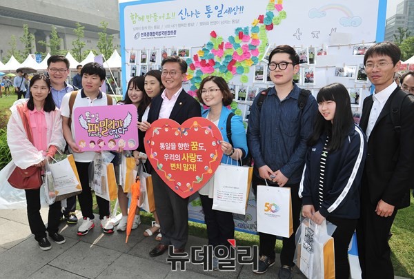 ▲ 홍용표 통일부 장관과 참가자들이 '통일박람회 2015' 개막 이튿날인 30일, 단체사진을 찍고 있다. ⓒ뉴데일리 이종현 기자