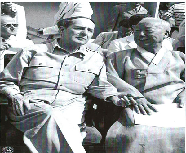 ▲ 1948년 8월 15일 대한민국 건국선포식장에 나란히 앉아 대화하는 이승만 대통령과 맥아더 장군.