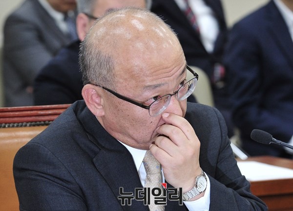 ▲ 문형표 보건복지부 장관이 국회 복지위 현안보고를 위해 출석한 자리에서 곤혹스러운 표정을 지어보이고 있다. ⓒ뉴데일리 이종현 기자