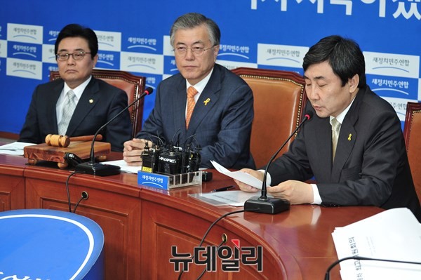 ▲ 새정치민주연합은 전병헌 최고위원(사진 맨 왼쪽)이 메르스 확산 초·중기 단계에서 두 차례에 걸쳐 경고발언을 했음에도, 문재인 대표(사진 가운데)와 이종걸 원내대표(오른쪽)가 각각 당 내분과 대여 정쟁에만 매달려 있다가 이슈 선점에 실패했다는 지적을 받고 있다. ⓒ뉴데일리 이종현 기자