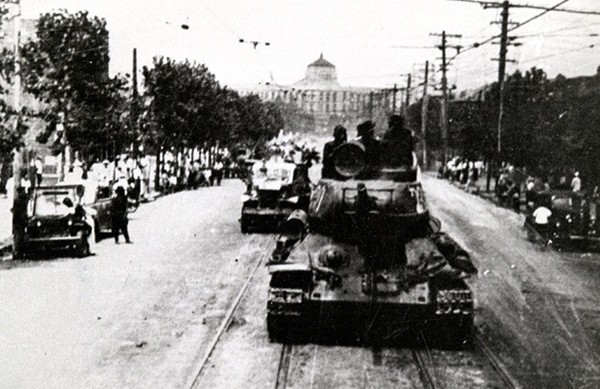 서울 시청앞을 진격하는 북한군 탱크부대.