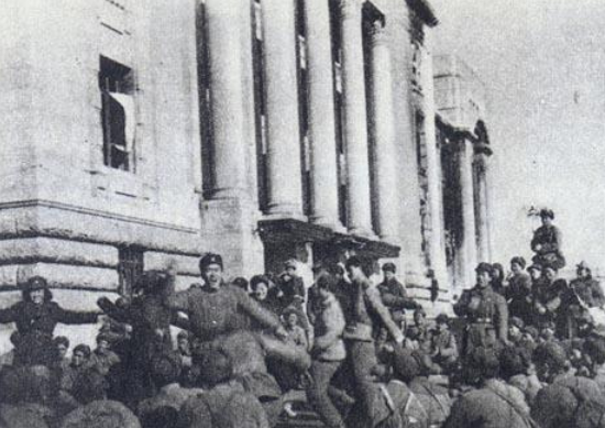 당시 중앙청을 점령한 공산군들.