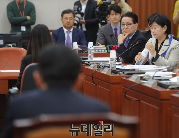 ▲ 황교안 국무총리 후보자가 법무장관이던 시절, 국회 법사위에 출석해 새정치민주연합 박지원 전 원내대표의 질문에 답하고 있다. ⓒ뉴데일리 이종현 기자