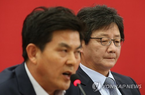 ▲ 새누리당 김태호 최고위원(왼쪽)이 유승민 원내대표(오른쪽)가 청와대와의 갈등을 일으키고 있다고 일갈했다. ⓒ연합뉴스