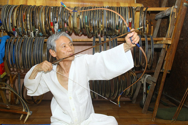 ▲ 문화재청이 국가지정 중요무형문화재 제47호 ‘궁시장’ 궁장(활 제작)의 보유자로  인정고시한 권영학씨 ⓒ뉴데일리