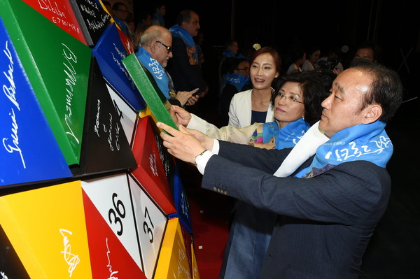 ▲ 국제학생 축제는 각 나라별 조각 퍼포먼스에 참여하고 있다. ⓒ경주시 제공