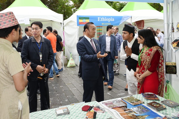 ▲ 국제학생_축제(최양식_경주시장_참여국가_홍보부스_순회) ⓒ경주시 제공