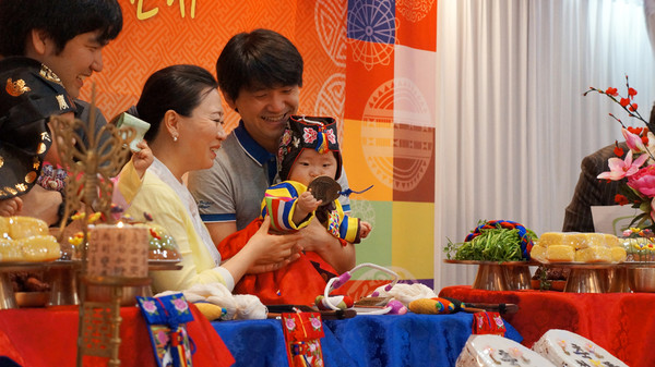 ▲ 750그램으로 태어난 김이슬 양은 30일 교정첫돌(원래 태어나기로 한 예정일로부터 1년) 맞이 잔치를 했다. ⓒ기아대책