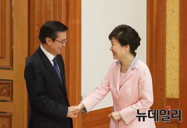 ▲ 박근혜 대통령이 1일 청와대를 방문한 가오후청 중국 상무부장과 인사하고 있다. ⓒ청와대 제공