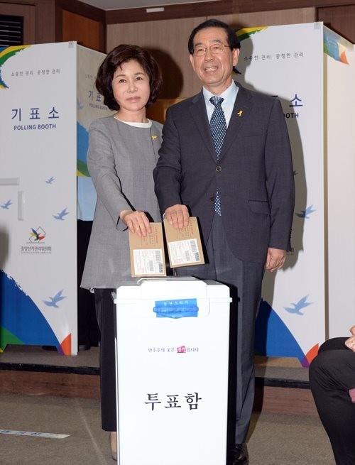 ▲ 지난해 5월 30일, 박원순 서울시장이 부인 강난희씨와 서울 구로 3동 주민센터에서 6.4지방선거 사전투표를 하는 모습. ⓒ 뉴데일리 이종현 기자