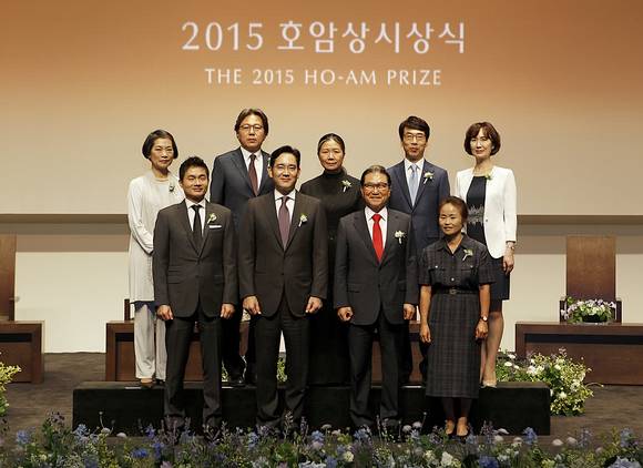 ▲ 1일 서울 중구 서소문로 호암아트홀에서 열린 '2015년 호암상 시상식'에서 수상자들이 기념촬영을 하고 있다. 앞줄 왼쪽부터 공학상 김창진 박사, 삼성전자 이재용 부회장, 호암재단 손병두 이사장, 사회봉사상 백영심 간호사, 뒷줄 왼쪽부터 의학상 김성훈 박사 부부, 예술상 김수자 현대미술작가, 과학상 천진우 박사 부부. ⓒ삼성그룹