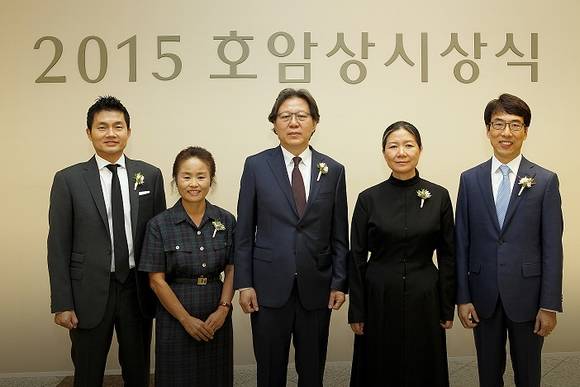 ▲ 2015 호암상 시상식. (왼쪽부터) 김창진 박사, 백영심 간호사, 김성훈 박사, 김수자 작가, 천진우 박사. ⓒ김수경 기자