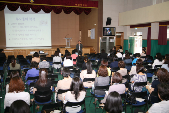 ▲ 교장 출신 강사가 학부모들을 대상으로 올바른 인성교육법에 대해서 강의하고 있는 모습.ⓒ한국마사회