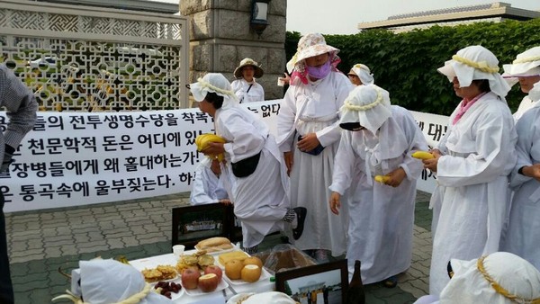 ▲ 미망인들이 28일 국회 앞에서 농성 중 제사를 진행하고 있다. 이날 미망인 3명은 남편의 망일을 맞았다. ⓒ월남 참전자 전국미망인회 제공