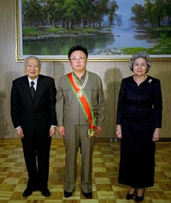 북한서 망명생활 하며 김일성과 친했던 캄보디아 국왕 시아누크는 평양을 방문, 김정일에게 훈방도 주었다. 오른쪽은 국왕부인.