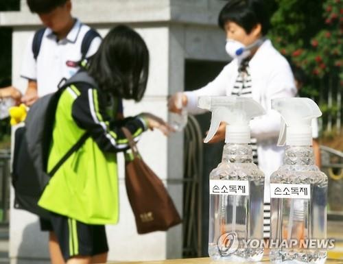 ▲ 메르스 감염 사망자가 발생한 가운데, 등교하는 학생들이 손소독제로 메르스 감염을 예방하고 있다. ⓒ사진 연합뉴스