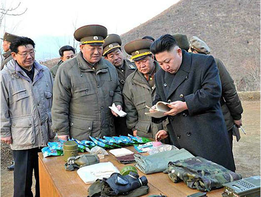 ▲ 북한 인민군의 화생방 대응장비를 살펴보는 김정은. ⓒ북한 선전매체 캡쳐-38노스