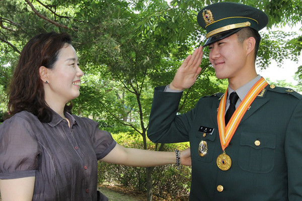 ▲ 육군부사관학교 임관식에서 군교육사령관으로부터 우수상을 수상한 안세호 하사가 경례를 하고 있다.ⓒ구미대학교 제공